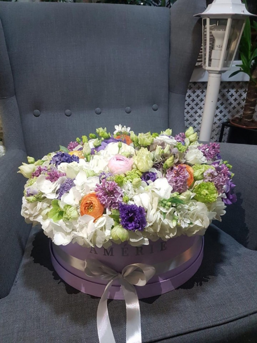 Aranjament floral cu flori de primavara in cutie rotunda [1]