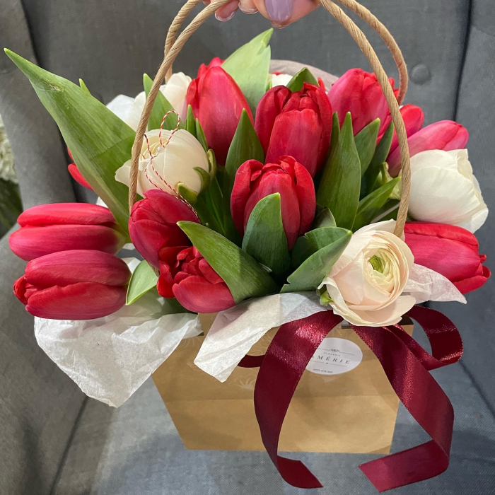 Buchet lalele si ranunculus in plasuta [3]