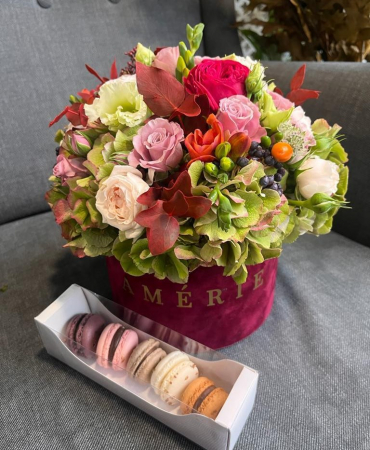 Aranjamente florale - Cutie din catifea si macarons
