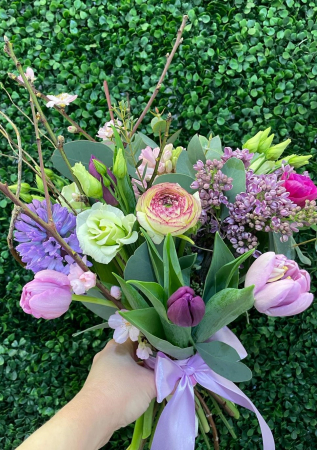 Buchete de flori - Buchet din flori de primavara cu crengi decorative