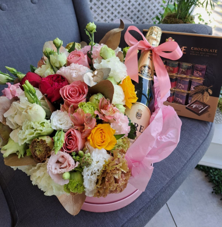 Aranjamente florale - Flori, sampanie si ceva dulce