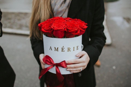Valentines Day - Aranjament in cutie rotunda alba cu 15 trandafiri rosii