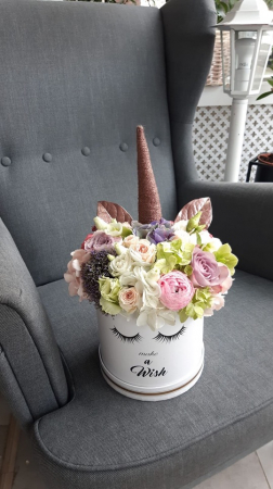 Aranjament floral unicorn in cutie rotunda cu macaroons [1]
