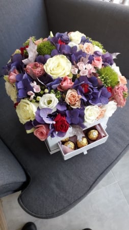 Aranjament floral colorat, in cutie patrata cu sertar [1]