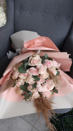 Buchete si cutii cu trandafiri - Buchet din trandafiri roz, eucalipt si pampas