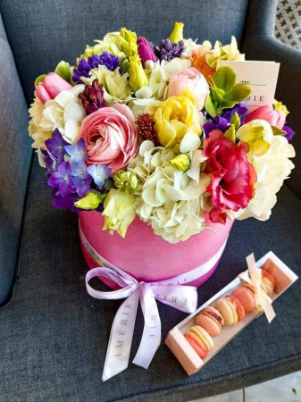 Produse - Aranjament floral in cutie cu macaroons