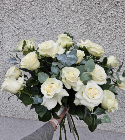 Buchete si cutii cu trandafiri - Buchet 19 trandafiri albi cu eucalipt