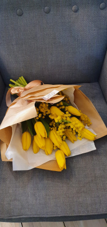 Buchet din 15 lalele si mimosa in ambalaj kraft [1]