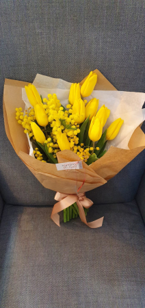 Buchete flori - Buchet din 15 lalele si mimosa in ambalaj kraft