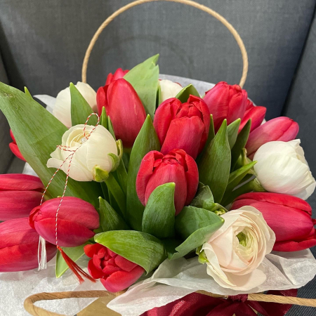Buchet lalele si ranunculus in plasuta [1]