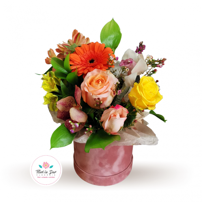 Aranjament in cutie cu trandafiri gerbera alstroemeria crizantema wax flowers si verdeata [1]