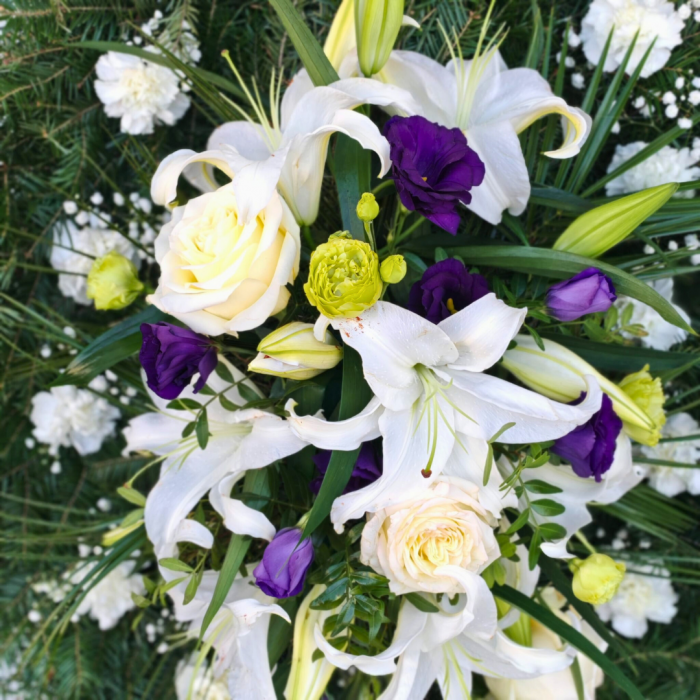 Corona funerarabrad natural cu crini trandafiri garoafe [2]