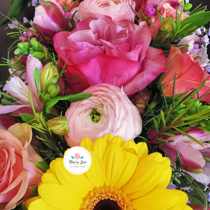 Aranjament cifra 1 trandafiri miniroze ranunculus alstroemeria wax flowers gerbera [4]