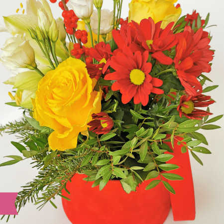Aranjament floral cu amarilis, ilex, trandafir și crizantema cu livrare Roman [1]