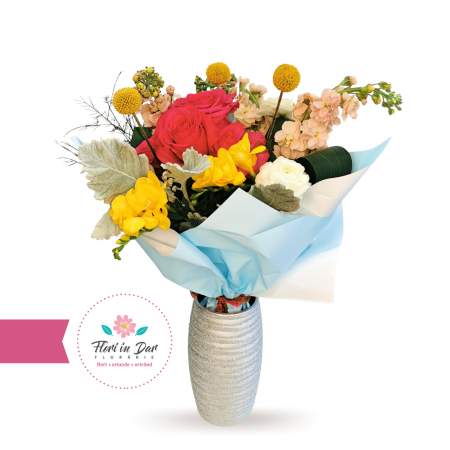Buchet floral cu mathiola, craspedia, ranunculus, frezie trandafiri florarie online Roman [1]