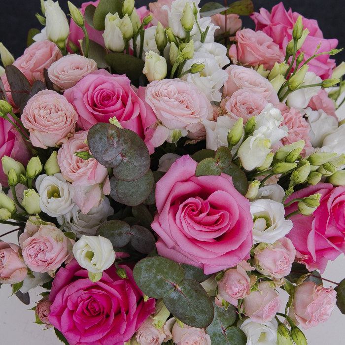 Cutie cu trandafiri roz si eustoma [2]