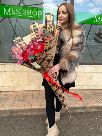 Flori de Sf Valentin - Buchet Burberry & Red Roses