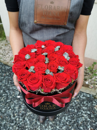 Flori de Sf Valentin - Cutie cu 25 trandafiri rosii