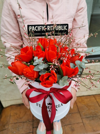 Flori de Sf Valentin - Cutie cu lalele rosii