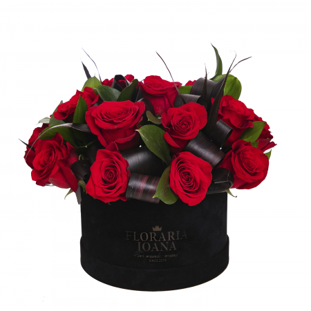 Aranjamente florale in cutii - Cutie flori cu 17 trandafiri rosii