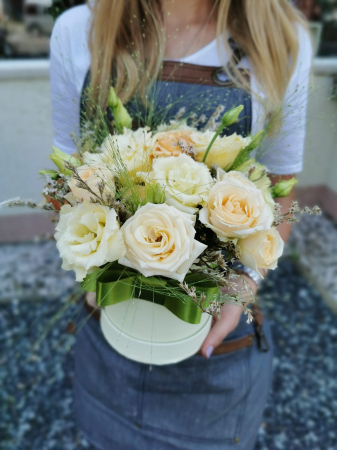 Aranjamente florale - Cutie flori cu minirosa si lisianthus