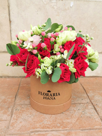 Flori de Sf Mihail si Gavril - Cutie cu trandafiri si lisianthus