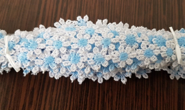 Dantela floricele cu miez albastru deschis 9.5m [1]