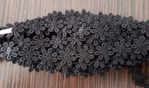 Panglici, snururi, sarma - Dantela floricele negre 8 m