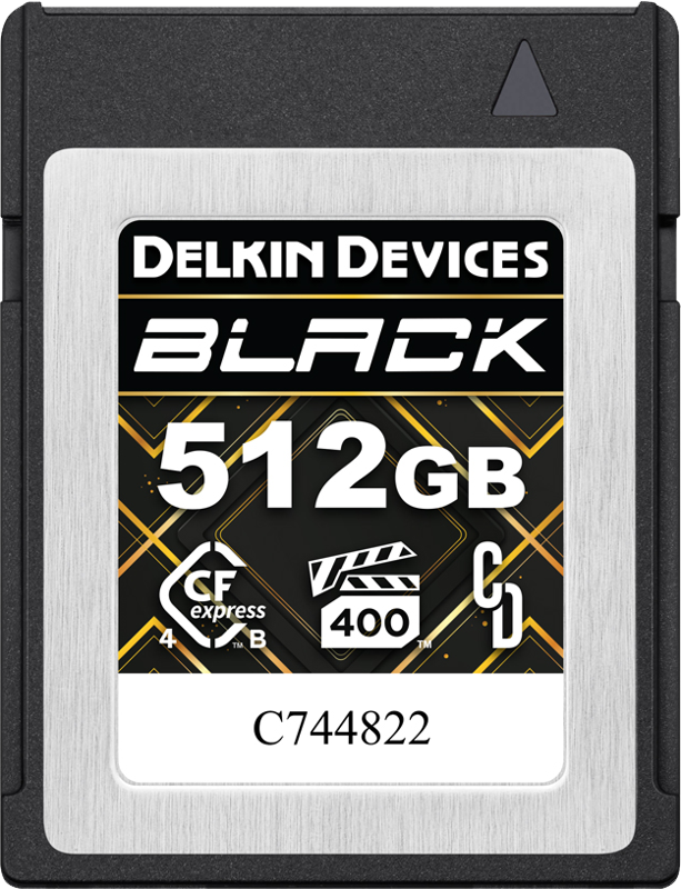 Card de memorie profesional Delkin Devices CFexpress 4.0 BLACK Type B de 512GB, prezentat din unghi frontal cu eticheta neagră distinctivă și specificațiile R3600 / W3200 VPG400 imprimate. [18]