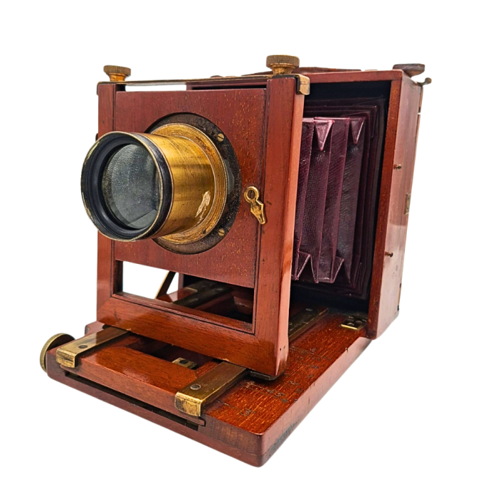 aparat-foto-colectie-lemn-burduf-rosu-reisecamera-1900.jpg [1]