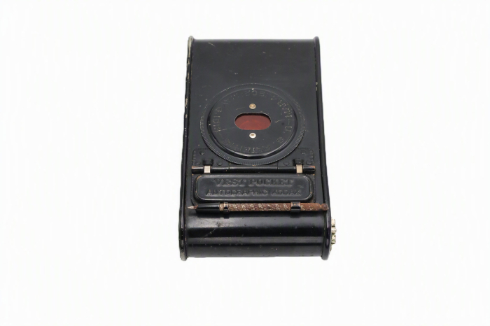 Aparat foto pliabil de colecție Vest Pocket Autographic Kodak second hand, cu burduful deschis și obturatorul mecanic frontal Kodak Ball Bearing Shutter vizibil. [6]