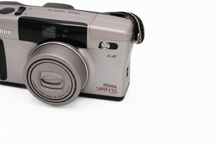 Aparat foto compact premium pe film 35mm Canon Prima Super 135 second hand, finisaj elegant argintiu cu negru, expunând obiectivul Canon Zoom Lens 38-135mm [2]