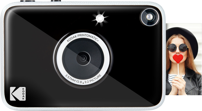 „KODAK Printomatic + Black cameră instant point-and-shoot cu vizor optic și print ZINK 2×3 inch autoadeziv". [19]