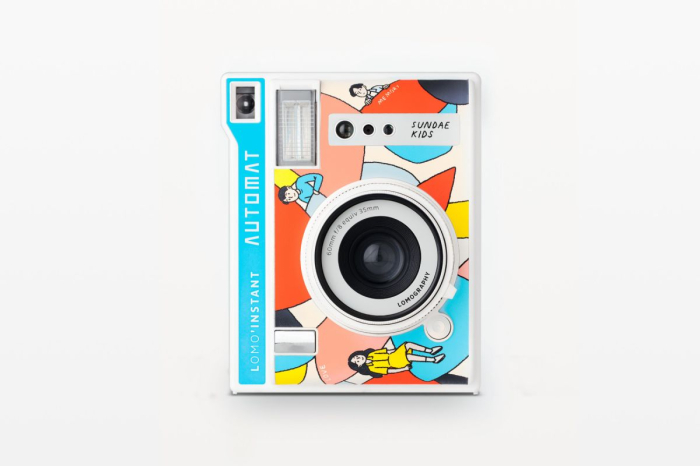 Lomography Lomo'Instant Automat Camera & Lenses Sundae Kids Edition – aparat foto instant complet automat cu film Fujifilm Instax Mini, design ilustrat exclusiv Sundae Kids, obiectiv 60mm fully automatic + 3 lentile atașabile (Fisheye, Wide-Angle, Close-up), expunere complet automată avansată, aperturi f/8 și f/22, moduri Auto și Bulb 30 secunde, expuneri multiple nelimitate, telecomandă wireless în capacul lentilei, filtre gel color, 2×CR2 + 1×CR1632, GTIN 9007710006569, SKU LI850SUN [2]