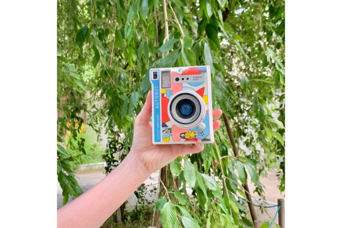 Lomography Lomo'Instant Automat Camera & Lenses Sundae Kids Edition – aparat foto instant complet automat cu film Fujifilm Instax Mini, design ilustrat exclusiv Sundae Kids, obiectiv 60mm fully automatic + 3 lentile atașabile (Fisheye, Wide-Angle, Close-up), expunere complet automată avansată, aperturi f/8 și f/22, moduri Auto și Bulb 30 secunde, expuneri multiple nelimitate, telecomandă wireless în capacul lentilei, filtre gel color, 2×CR2 + 1×CR1632, GTIN 9007710006569, SKU LI850SUN [4]