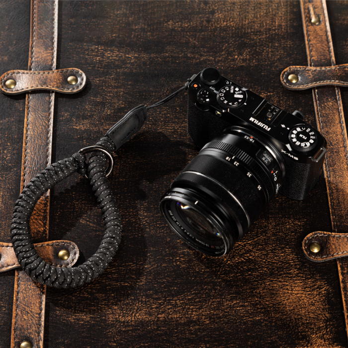 smallrig-4881-cureamanca-impletita-neagra.jpg  ( Curea de mână împletită SmallRig 4881 neagră, din nylon și piele, montată pe cameră mirrorless) [37]