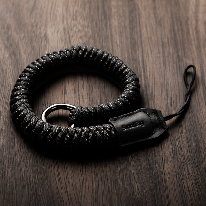 smallrig-4881-cureamanca-impletita-neagra.jpg  ( Curea de mână împletită SmallRig 4881 neagră, din nylon și piele, montată pe cameră mirrorless) [33]