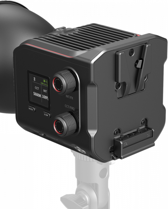 Descriere SmallRig 4897 RC 100B COB Kit Lampa Video LED cu Grip    SmallRig RC 100B Bi-Color LED Monolight ofera o combinatie de portabilitate extrema, iesire luminoasa variabila si functionalitati versatile intr-un corp compact, de dimensiuni reduse. Potrivit pentru creatori de continut si vloggeri, aceasta lumina cu o greutate de doar 0,68 kg si o flexibilitate de temperatura de culoare intre 2700-6500K ofera solutii ideale pentru filmari, fotografii, aplicatii in aer liber si proiecte in miscare.  Caracteristici Dimensiuni compacte, performanta ridicata Cu reflectorul mini inclus de 45°, RC 100B ofera o lumina de pana la 20.100 lux la 1 m (5600K) si 4.610 lux fara reflector.  Optiuni multiple de alimentare Porturi USB-C, DC si BP/mini XLR pentru alimentare flexibila. Compatibilitate cu baterii optionale V-mount si NP-F, suportand o alimentare PD de 140W. Alimentare posibila prin adaptorul AC-DC SmallRig de 130W (nu este inclus).  Culori precise Scoruri ridicate: CRI 97, TLCI 98, SSI 91 (3200K) si TM-30 Rf/Rg 97/102 asigura o redare exacta a culorilor. 12 efecte de iluminare Include 12 efecte de iluminare creative, cu suport pentru setari presetate rapide.  Control intuitiv Ecran LCD color de 1,3 inchi pentru monitorizare rapida. Doua butoane independente pentru ajustarea rapida a temperaturii de culoare si a luminozitatii. Control prin aplicatie si DMX Compatibil cu aplicatia SmallGoGo pentru control wireless. Suport DMX prin adaptor disponibil separat.  Sistem eficient de racire Sistem de racire independent dezvoltat de SmallRig, care asigura o eficienta termica optima. Compatibilitate extinsa Functioneaza cu modificatori de lumina SmallRig, precum softbox-uri parabolice si patrate. Compatibil cu accesoriile optionale: RA-D30, RA-D60, RA-R4545 si adaptor Bowens.  Design usor si robust Constructie din materiale PC si ABS ignifuge de calitate V-0, cu baza metalica intarita, reducand greutatea cu 30% fata de modelele din aliaj de aluminiu. Specificatii Greutate: 0,68 kg Temperatura de culoare: 2700-6500K Putere maxima: 140W (cu alimentare PD) [5]