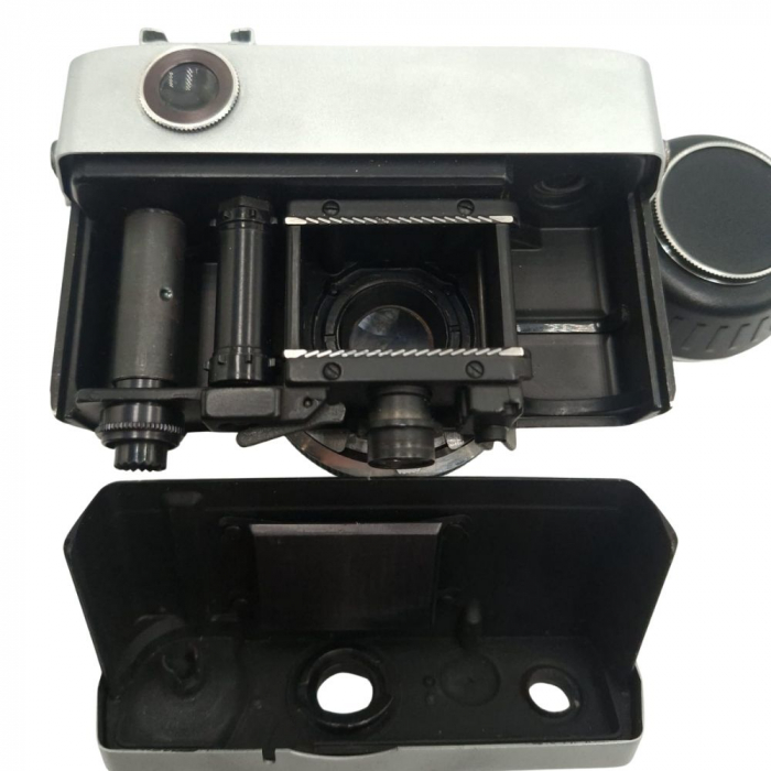 Werra 1 cu obiectiv Tessar 50mm f/2.8 – Cameră analog 35mm fabricată de Carl Zeiss Jena în Germania de Est [4]