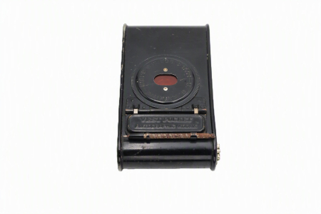 Aparat foto pliabil de colecție Vest Pocket Autographic Kodak second hand, cu burduful deschis și obturatorul mecanic frontal Kodak Ball Bearing Shutter vizibil. [9]