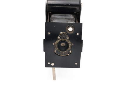 Aparat foto pliabil de colecție Vest Pocket Autographic Kodak second hand, cu burduful deschis și obturatorul mecanic frontal Kodak Ball Bearing Shutter vizibil. [2]