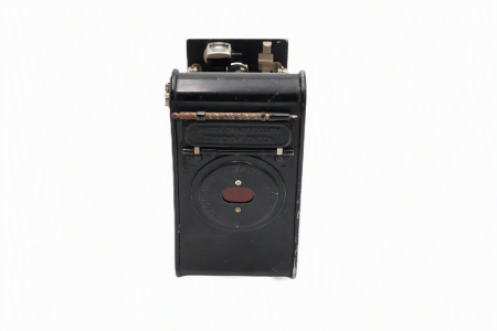Aparat foto pliabil de colecție Vest Pocket Autographic Kodak second hand, cu burduful deschis și obturatorul mecanic frontal Kodak Ball Bearing Shutter vizibil. [7]