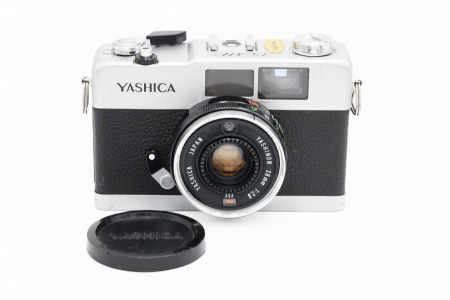 Aparate Foto Compacte (SH) - Aparat foto compact vintage pe film 35mm Yashica 35 ME second hand, finisaj elegant negru-argintiu cu obiectivul fix Yashinon 38mm și celula CdS integrată.