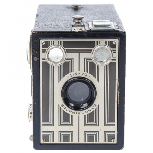 Kodak Six-20 Brownie Junior – Cameră box vintage cu design Art Deco, ideală pentru colecționari și pasionați de fotografie analog [1]