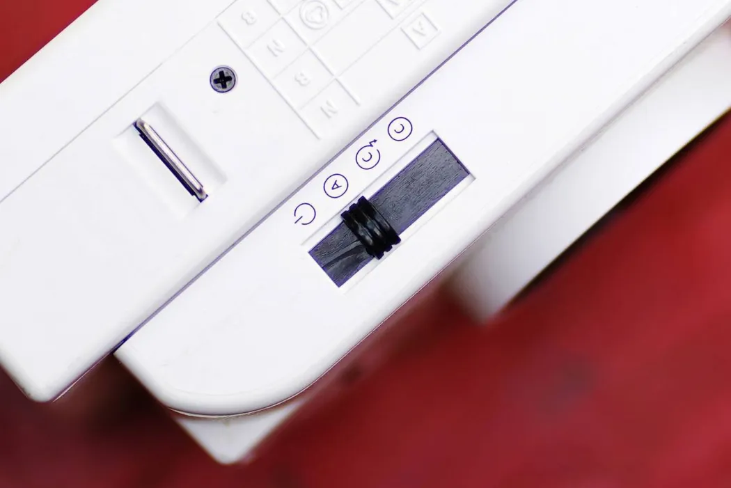 Lomography Lomo'Instant Mini White – aparat foto instant cu film Fujifilm Instax Mini, obiectiv wide-angle 27mm built-in, 3 moduri fotografiere, expuneri multiple nelimitate, compensare expunere ±2EV, aperturi f/8–f/32, flash integrat on/off GN9, filtre gel color 4 culori, oglindă selfie, zone-focusing, conexiune cablu declansator, montaj trepied, 4×AAA, SKU LI100W, culoare Alb [6]