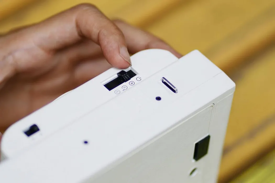 Lomography Lomo'Instant Mini White – aparat foto instant cu film Fujifilm Instax Mini, obiectiv wide-angle 27mm built-in, 3 moduri fotografiere, expuneri multiple nelimitate, compensare expunere ±2EV, aperturi f/8–f/32, flash integrat on/off GN9, filtre gel color 4 culori, oglindă selfie, zone-focusing, conexiune cablu declansator, montaj trepied, 4×AAA, SKU LI100W, culoare Alb [5]