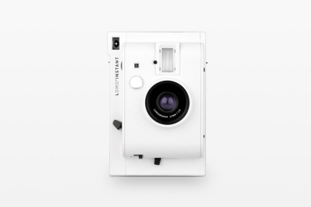 Aparate foto instant - Lomography Lomo'Instant Mini White – aparat foto instant cu film Fujifilm Instax Mini, obiectiv wide-angle 27mm built-in, 3 moduri fotografiere, expuneri multiple nelimitate, compensare expunere ±2EV, aperturi f/8–f/32, flash integrat on/off GN9, filtre gel color 4 culori, oglindă selfie, zone-focusing, conexiune cablu declansator, montaj trepied, 4×AAA, SKU LI100W, culoare Alb