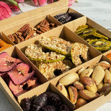 Cadouri - gourmet box cu fructe deshidratate si nuci