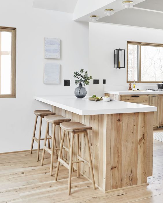 2. Casa in stil scandinav idei de amenajare excelente - Stilul scandinav. Bucatarie cu bar si scaune din lemn