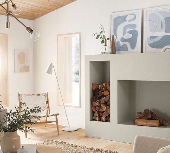2. Casa in stil scandinav idei de amenajare excelente - Stilul scandinav. Living cu lemne pentru semineu, deasupra tablouri cu albastru
